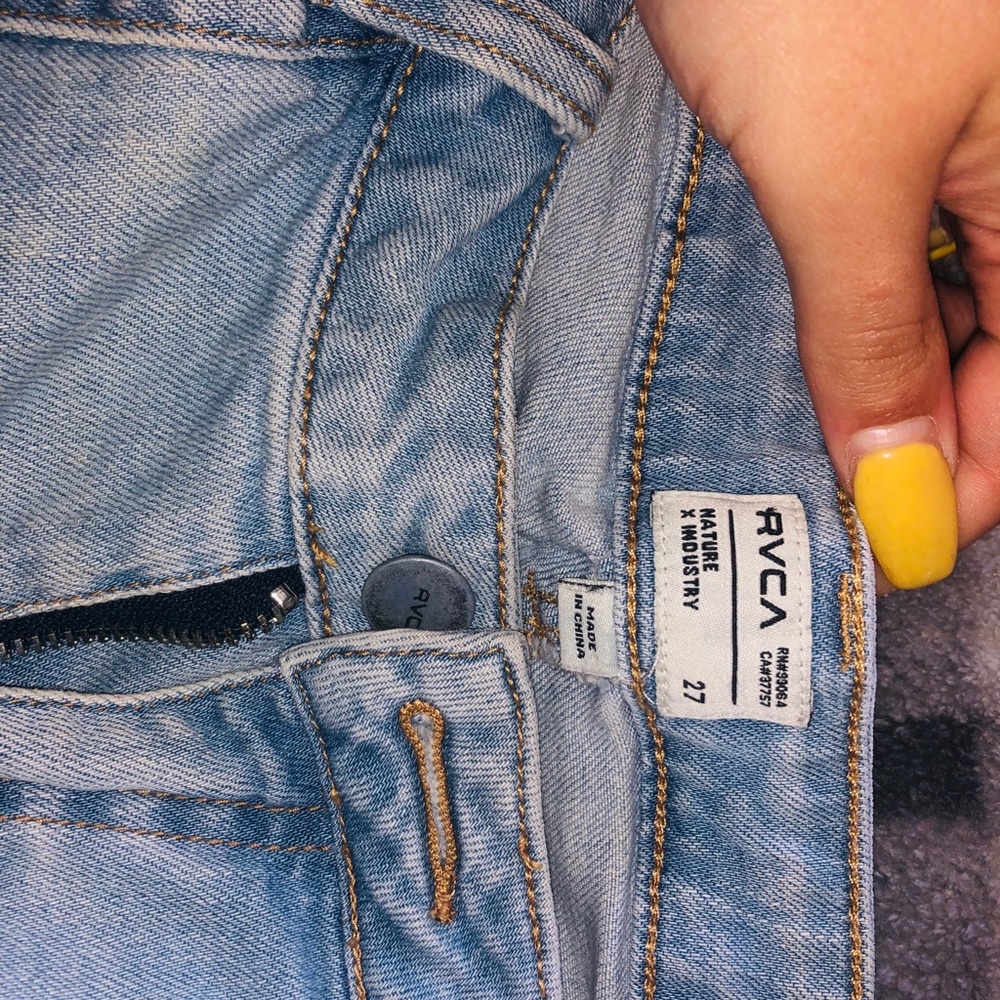 SHORTS - Picture 2 of 3